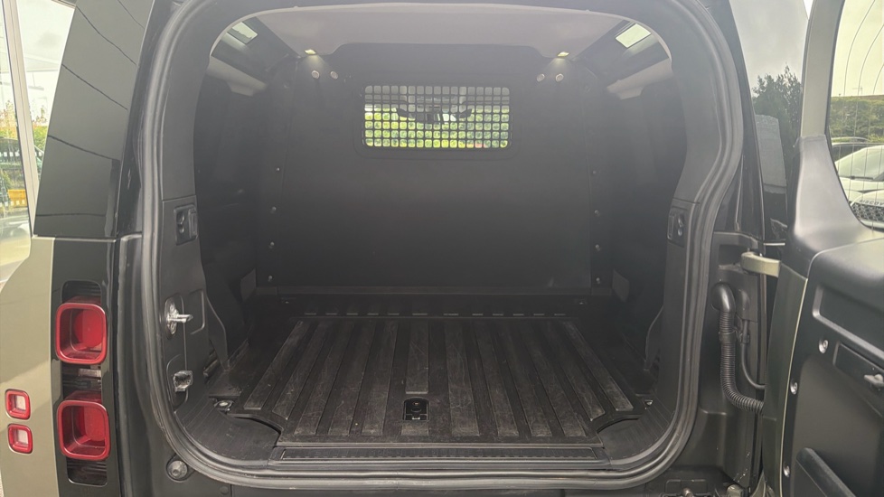Land Rover Defender 90 Diesel 3.0 D250 Hard Top SE Auto - Image 10