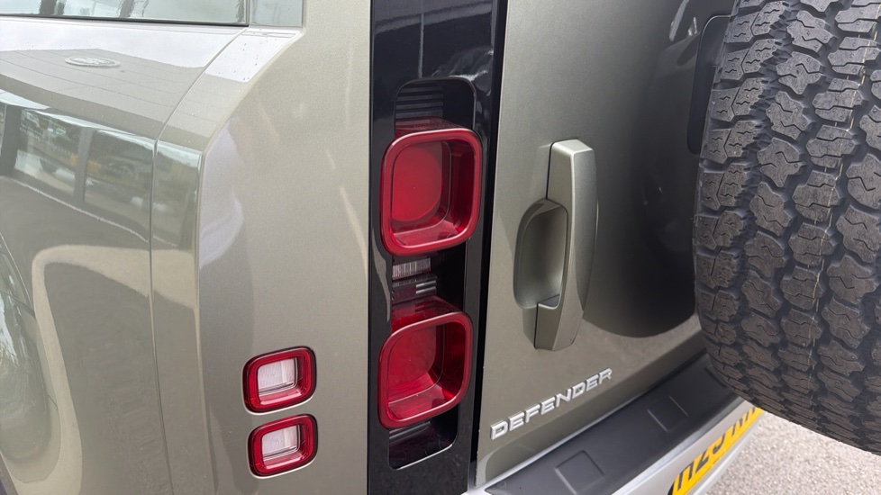 Land Rover Defender 90 Diesel 3.0 D250 Hard Top SE Auto - Image 19