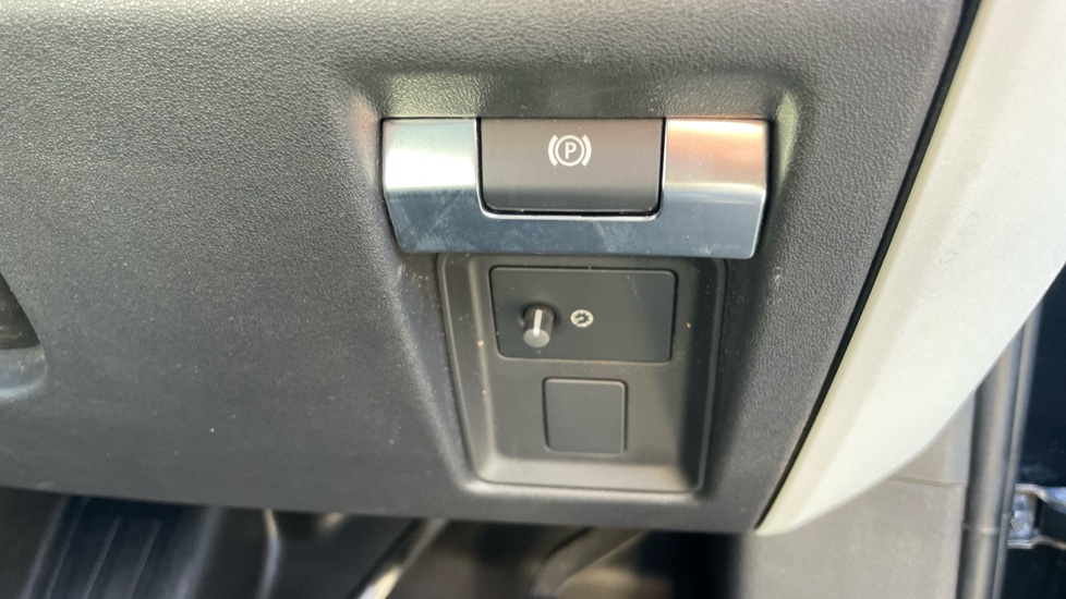 Land Rover Defender 90 Diesel 3.0 D300 Hard Top X-Dynamic HSE Auto - Image 29