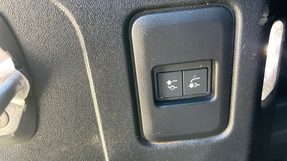 Land Rover Defender 90 Diesel 3.0 D300 Hard Top X-Dynamic HSE Auto - Image 39
