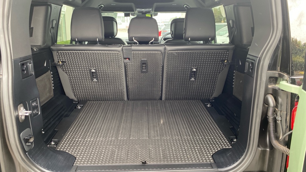 Land Rover Defender 3.0 D300 75th Limited Edition 110 5dr Auto Diesel Estate - Image 10