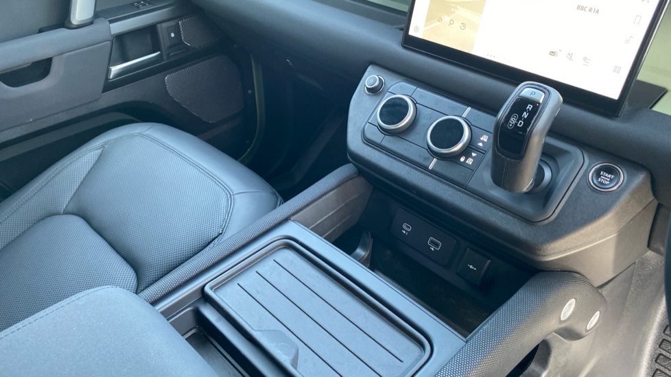 Land Rover Defender 3.0 D300 75th Limited Edition 110 5dr Auto Diesel Estate - Image 9