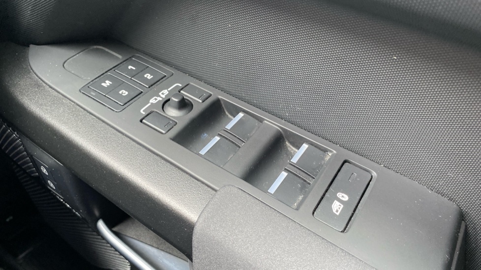 Land Rover Defender 3.0 D300 75th Limited Edition 110 5dr Auto Diesel Estate - Image 27
