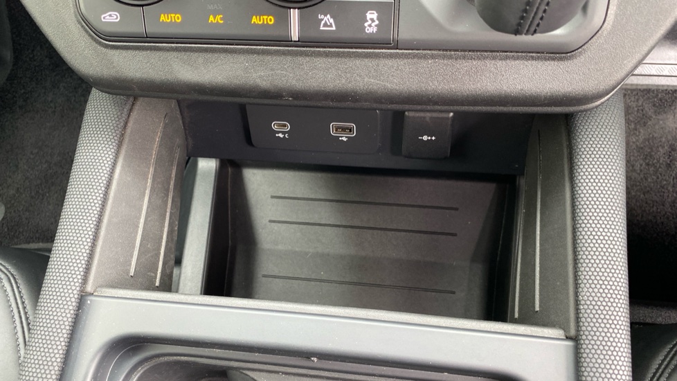 Land Rover Defender 3.0 D300 75th Limited Edition 110 5dr Auto Diesel Estate - Image 31