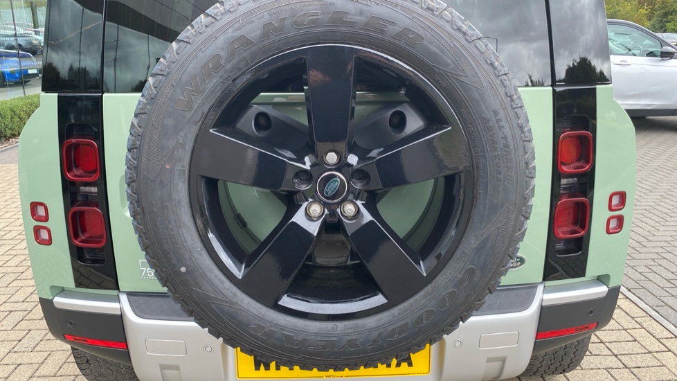 Land Rover Defender 3.0 D300 75th Limited Edition 110 5dr Auto Diesel Estate - Image 40