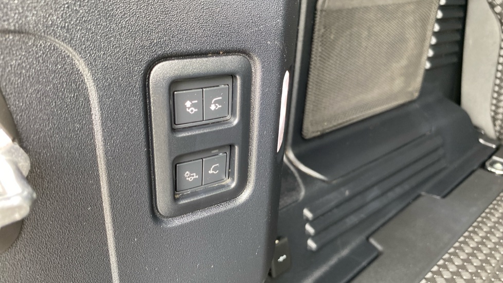 Land Rover Defender 3.0 D300 75th Limited Edition 110 5dr Auto Diesel Estate - Image 43
