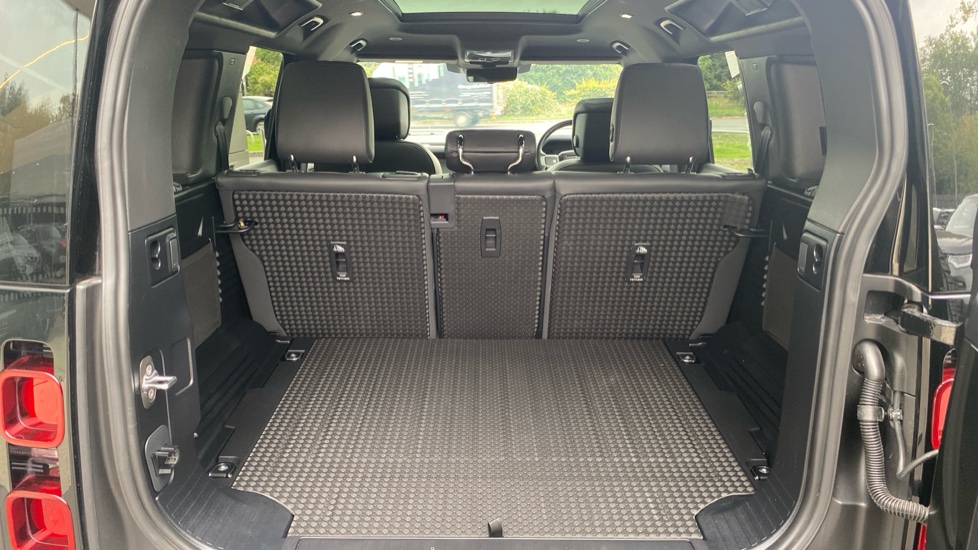 Land Rover Defender 3.0 D250 X-Dynamic HSE 110 5dr Auto Diesel Estate - Image 6