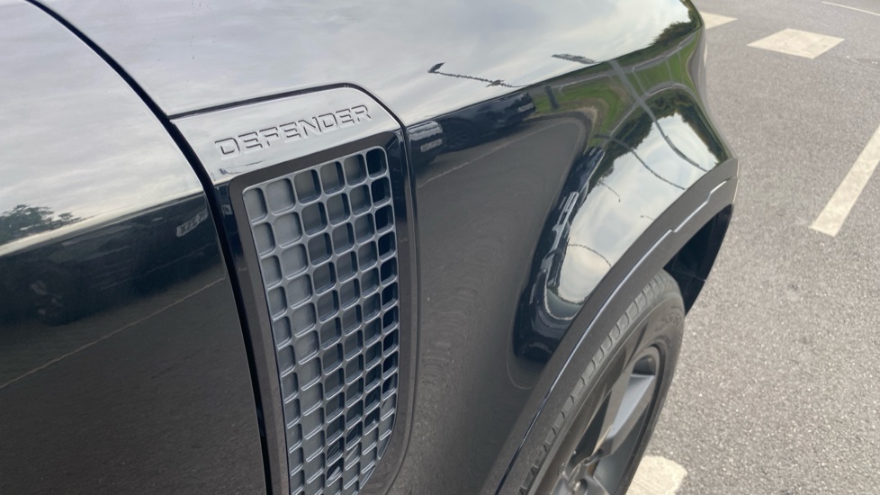 Land Rover Defender 3.0 D250 X-Dynamic HSE 110 5dr Auto Diesel Estate - Image 18