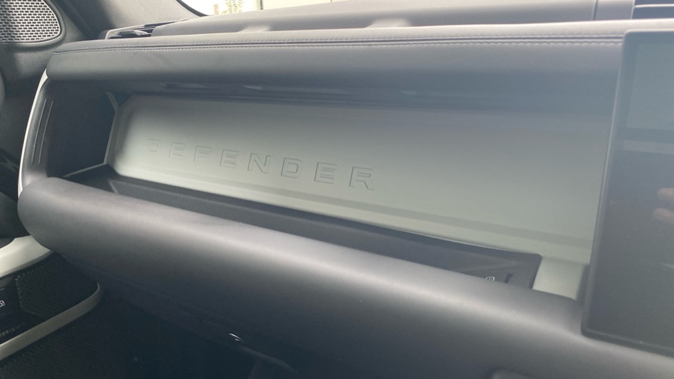 Land Rover Defender 3.0 D250 X-Dynamic HSE 110 5dr Auto Diesel Estate - Image 21