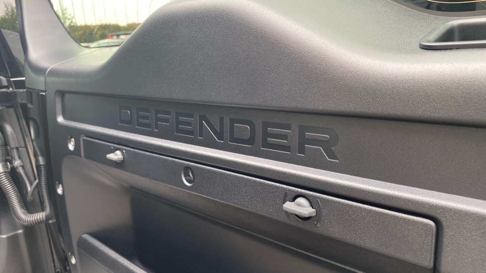 Land Rover Defender 3.0 D250 X-Dynamic HSE 110 5dr Auto Diesel Estate - Image 25