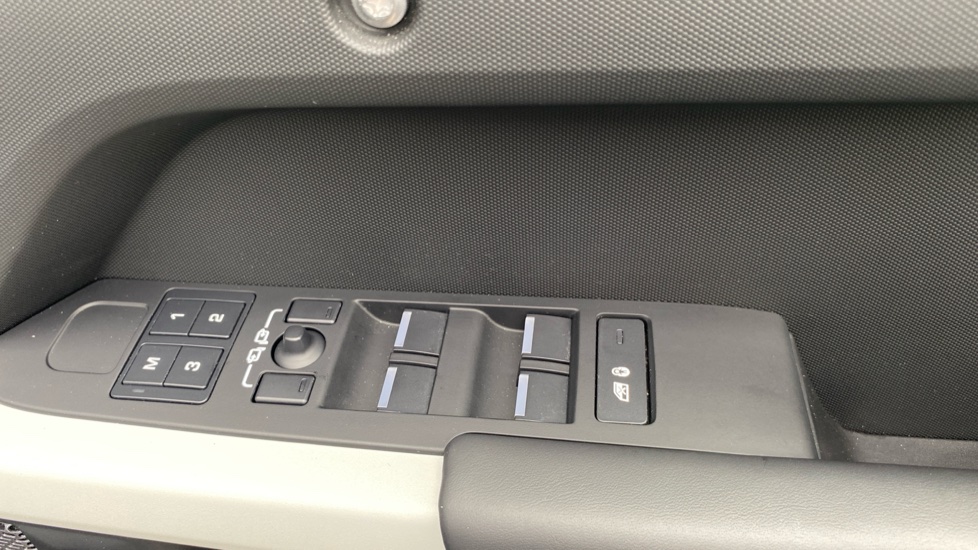 Land Rover Defender 3.0 D250 X-Dynamic HSE 110 5dr Auto Diesel Estate - Image 31