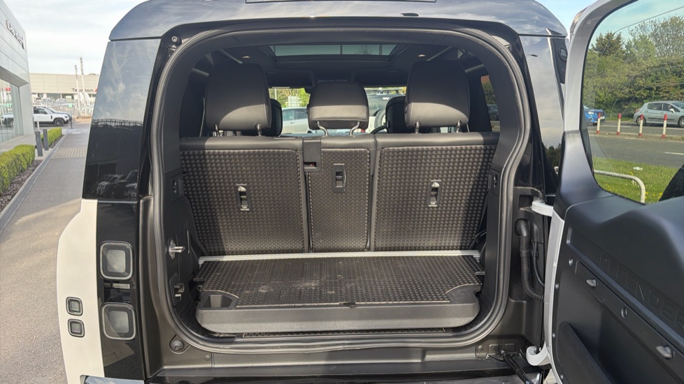 Land Rover Defender 3.0 D350 X-Dynamic HSE 90 3dr Auto Diesel Estate - Image 10