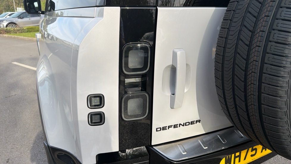 Land Rover Defender 3.0 D350 X-Dynamic HSE 90 3dr Auto Diesel Estate - Image 19