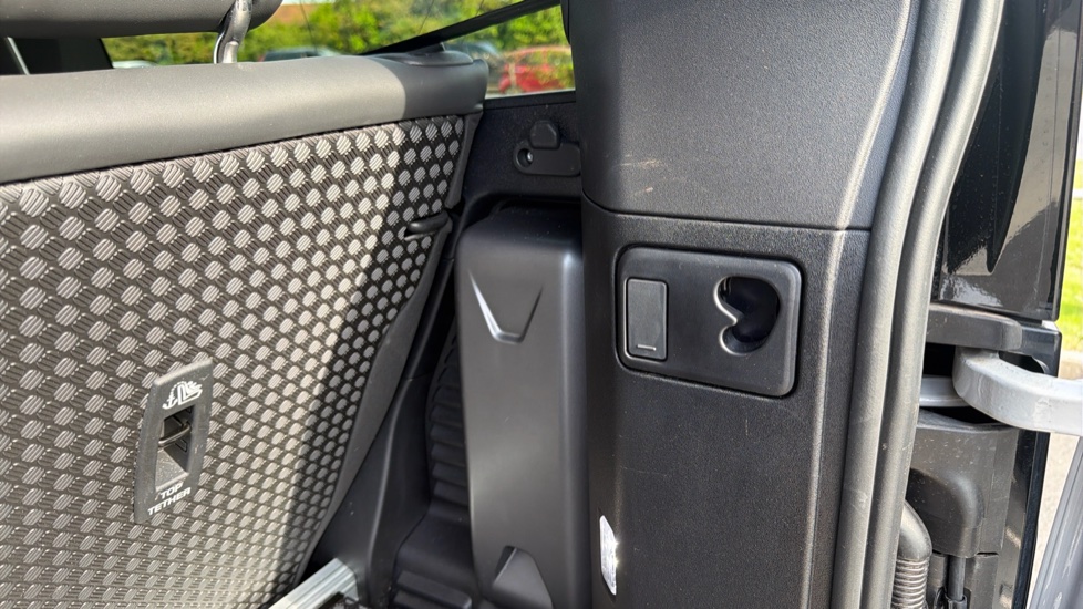 Land Rover Defender 3.0 D350 X-Dynamic HSE 90 3dr Auto Diesel Estate - Image 25