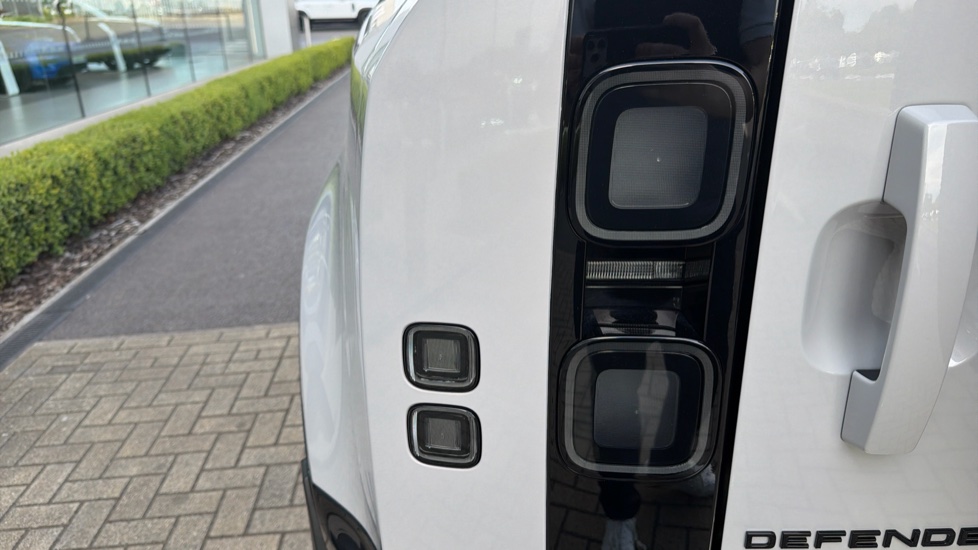 Land Rover Defender 3.0 D350 X-Dynamic HSE 90 3dr Auto Diesel Estate - Image 26