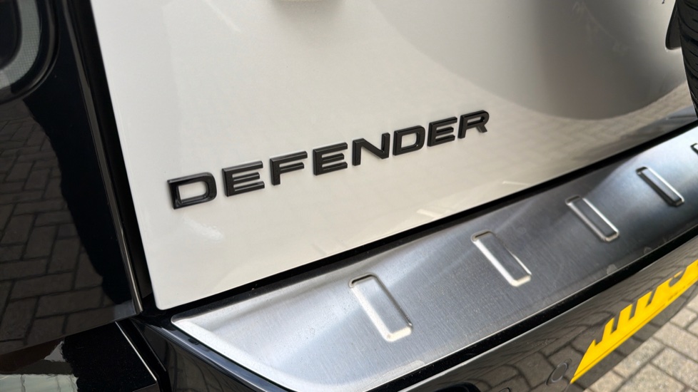 Land Rover Defender 3.0 D350 X-Dynamic HSE 90 3dr Auto Diesel Estate - Image 27