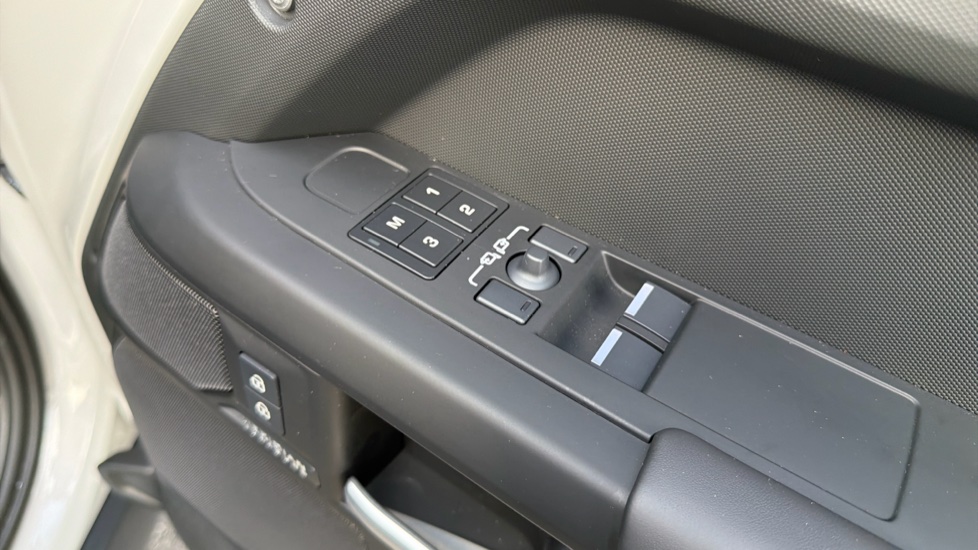 Land Rover Defender 3.0 D350 X-Dynamic HSE 90 3dr Auto Diesel Estate - Image 34