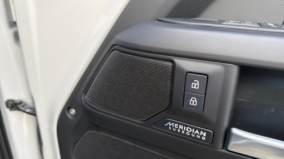 Land Rover Defender 3.0 D350 X-Dynamic HSE 90 3dr Auto Diesel Estate - Image 35
