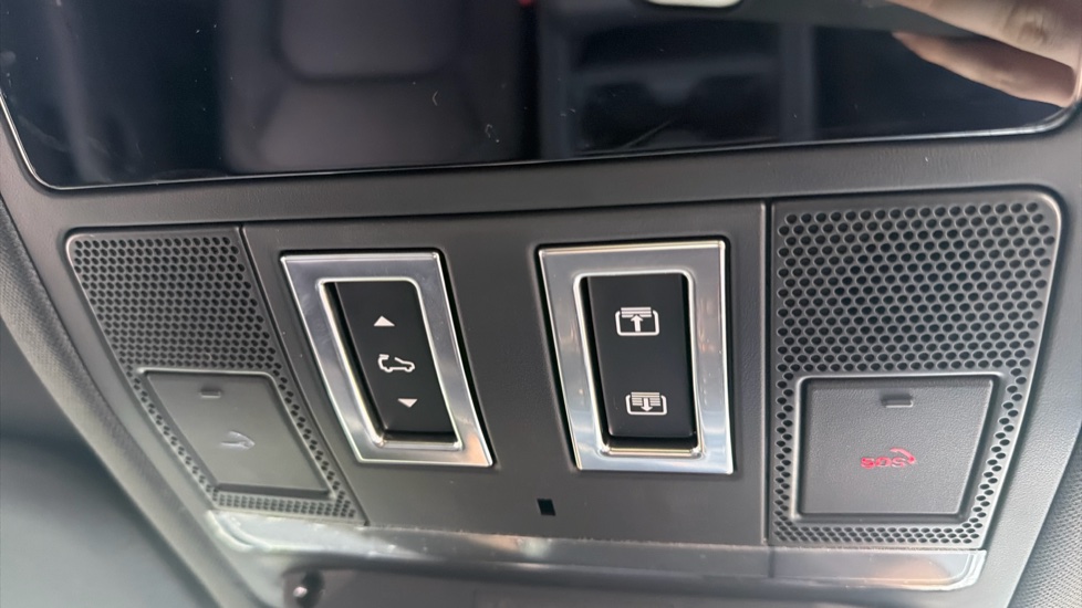 Land Rover Defender 3.0 D350 X-Dynamic HSE 90 3dr Auto Diesel Estate - Image 53