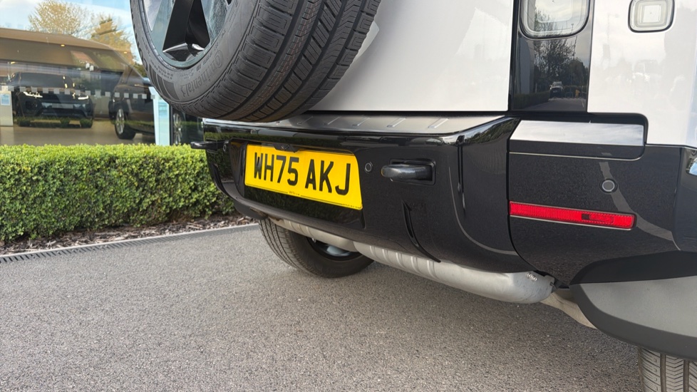 Land Rover Defender 3.0 D350 X-Dynamic HSE 90 3dr Auto Diesel Estate - Image 60