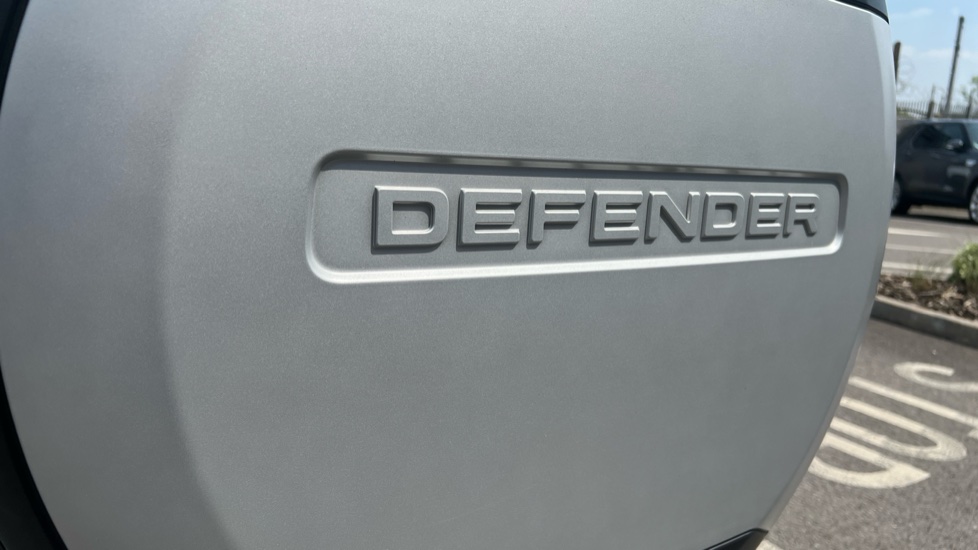 Land Rover Defender 3.0 D250 XS Edition 110 5dr Auto Diesel Estate - Image 11