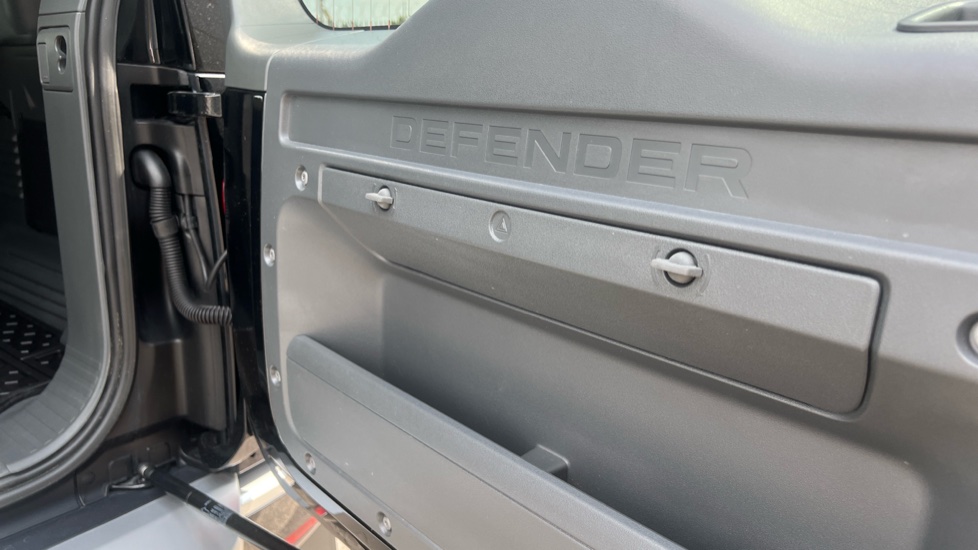 Land Rover Defender 3.0 D250 XS Edition 110 5dr Auto Diesel Estate - Image 15