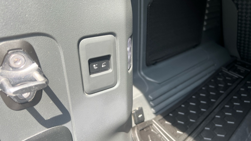 Land Rover Defender 3.0 D250 XS Edition 110 5dr Auto Diesel Estate - Image 16