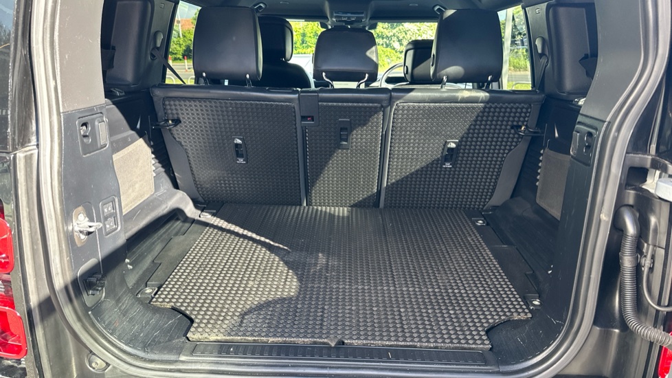 Land Rover Defender 3.0 D250 X-Dynamic HSE 110 5dr Auto Diesel Estate - Image 10
