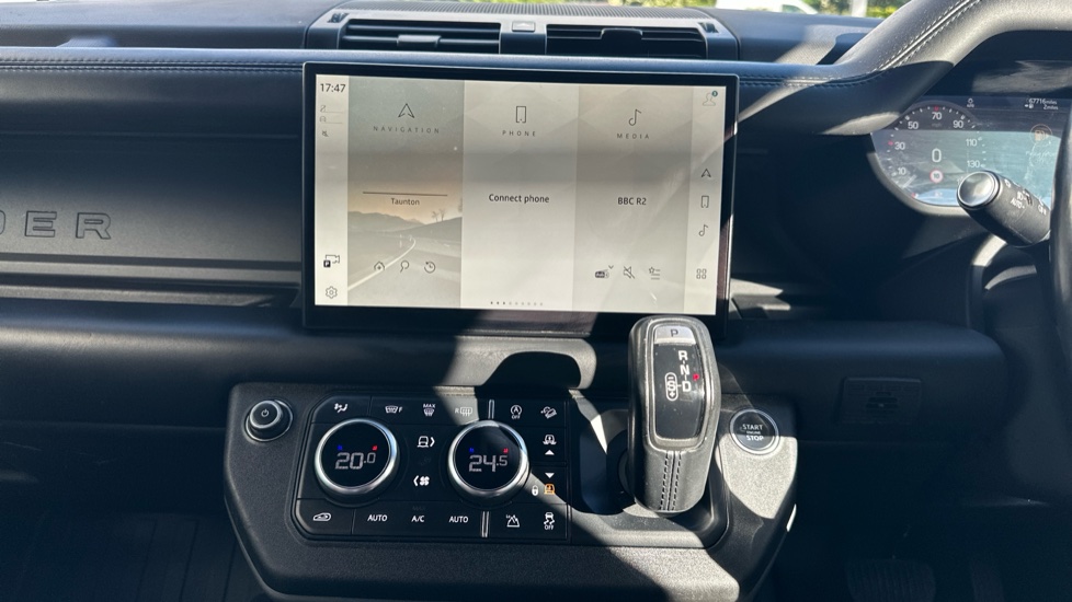 Land Rover Defender 3.0 D250 X-Dynamic HSE 110 5dr Auto Diesel Estate - Image 14