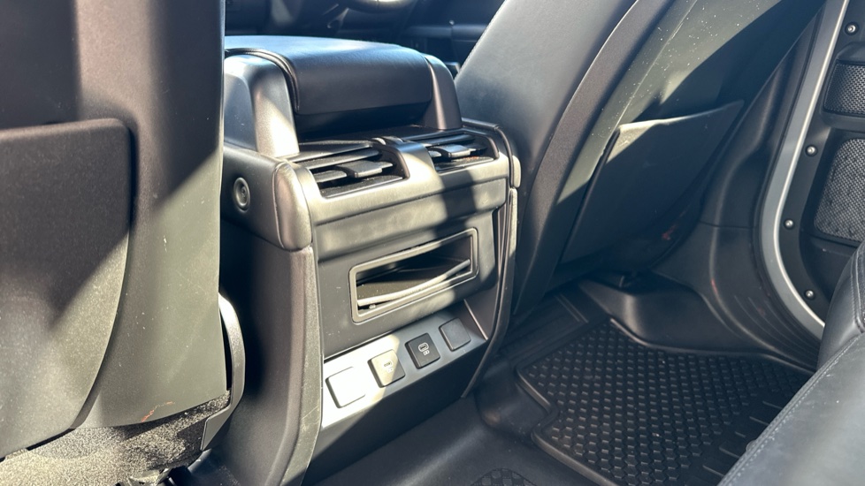 Land Rover Defender 3.0 D250 X-Dynamic HSE 110 5dr Auto Diesel Estate - Image 18