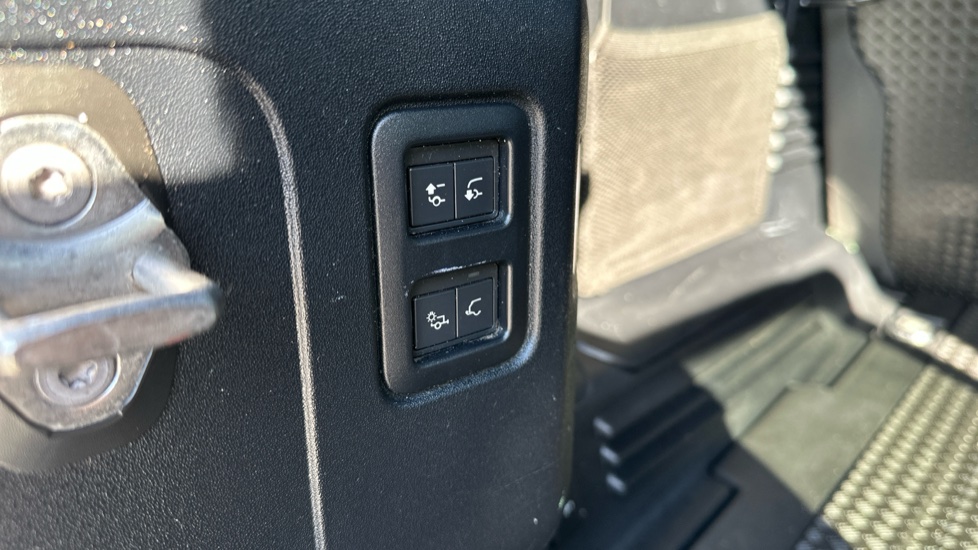 Land Rover Defender 3.0 D250 X-Dynamic HSE 110 5dr Auto Diesel Estate - Image 30