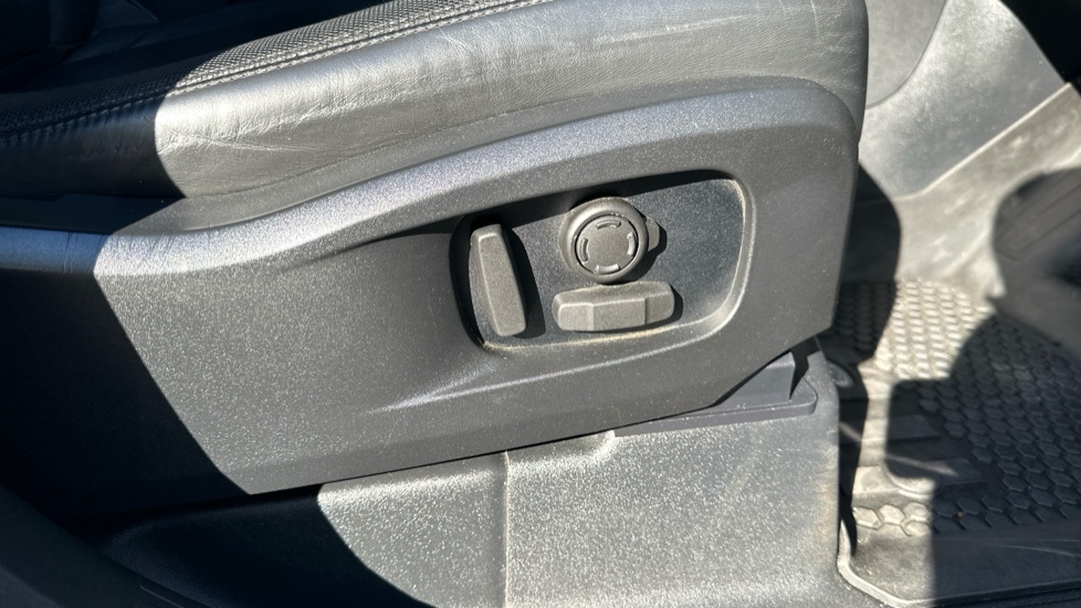 Land Rover Defender 3.0 D250 X-Dynamic HSE 110 5dr Auto Diesel Estate - Image 33