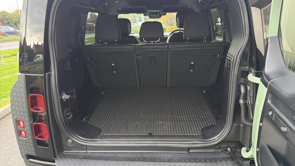 Land Rover Defender 3.0 D300 75th Limited Edition 110 5dr Auto Diesel Estate - Image 10