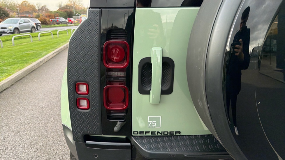 Land Rover Defender 3.0 D300 75th Limited Edition 110 5dr Auto Diesel Estate - Image 19