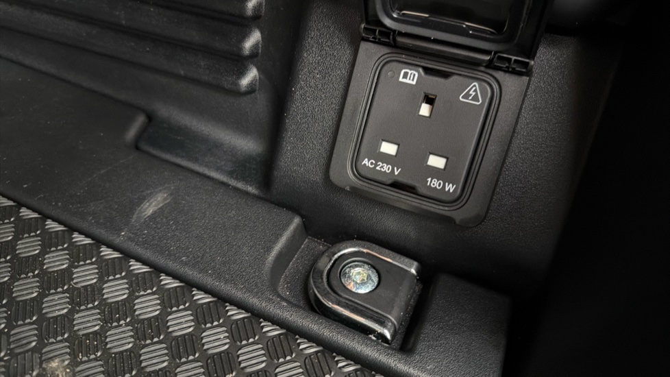 Land Rover Defender 3.0 D300 75th Limited Edition 110 5dr Auto Diesel Estate - Image 31