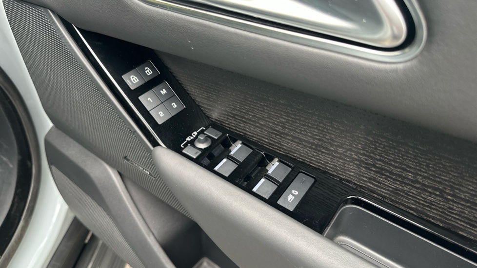 Land Rover Range Rover Velar 2.0 P250 Dynamic HSE 5dr Auto Petrol Estate - Image 35