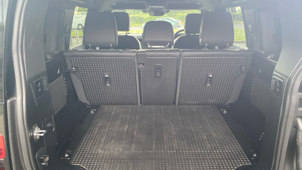 Land Rover Defender 3.0 D250 X-Dynamic S 110 5dr Auto Diesel Estate - Image 10