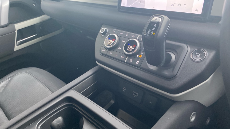 Land Rover Defender 3.0 D250 X-Dynamic S 110 5dr Auto Diesel Estate - Image 13