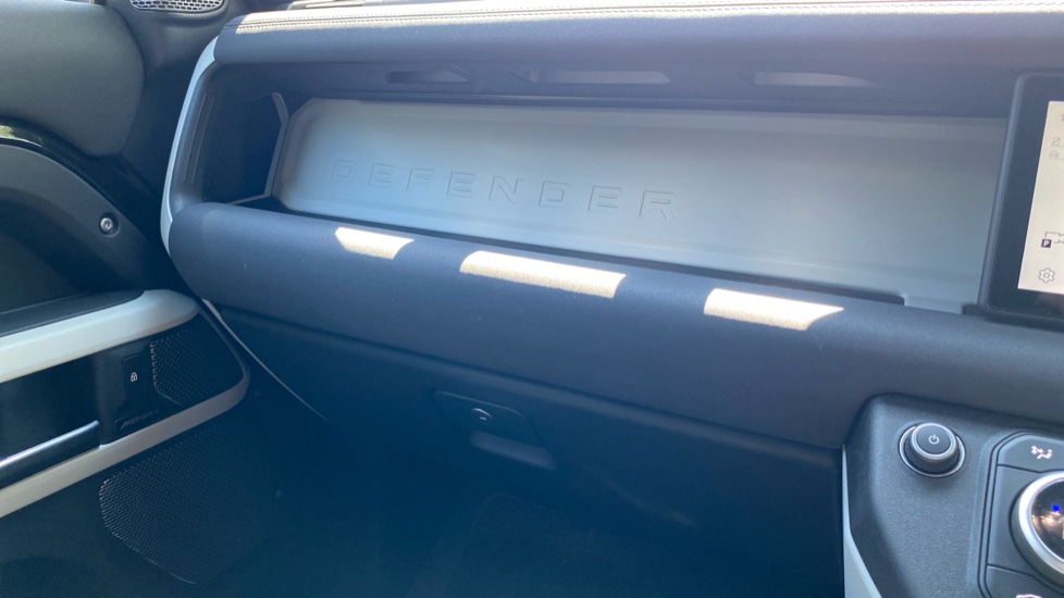 Land Rover Defender 3.0 D250 X-Dynamic S 110 5dr Auto Diesel Estate - Image 24