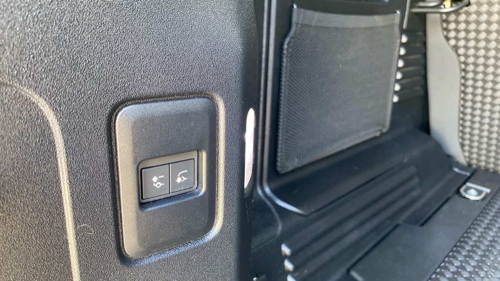 Land Rover Defender 3.0 D250 X-Dynamic S 110 5dr Auto Diesel Estate - Image 25