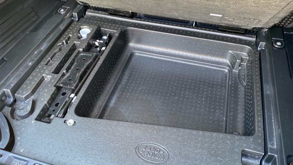 Land Rover Defender 3.0 D250 X-Dynamic S 110 5dr Auto Diesel Estate - Image 26