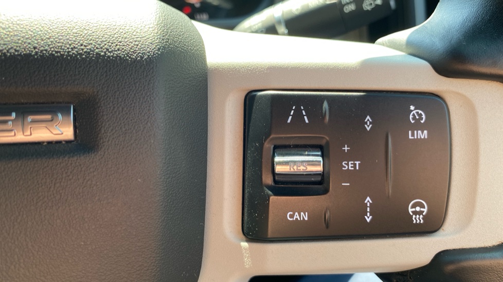 Land Rover Defender 3.0 D250 X-Dynamic S 110 5dr Auto Diesel Estate - Image 31