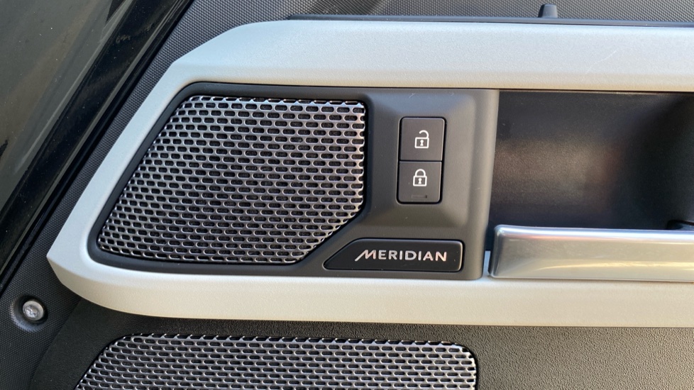 Land Rover Defender 3.0 D250 X-Dynamic S 110 5dr Auto Diesel Estate - Image 32