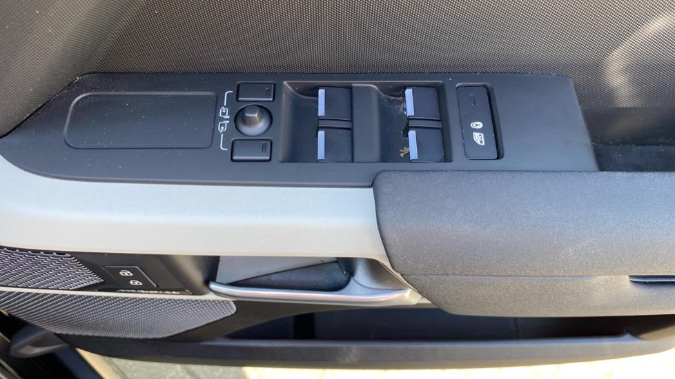 Land Rover Defender 3.0 D250 X-Dynamic S 110 5dr Auto Diesel Estate - Image 33