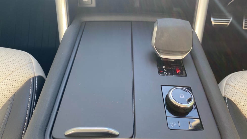 Land Rover Discovery 3.0 D350 Dynamic SE 5dr Auto Diesel Station Wagon - Image 13