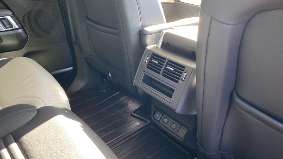 Land Rover Discovery 3.0 D350 Dynamic SE 5dr Auto Diesel Station Wagon - Image 18