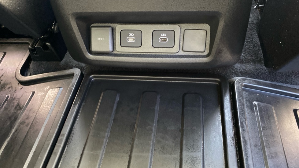 Land Rover Discovery 3.0 D350 Dynamic SE 5dr Auto Diesel Station Wagon - Image 40