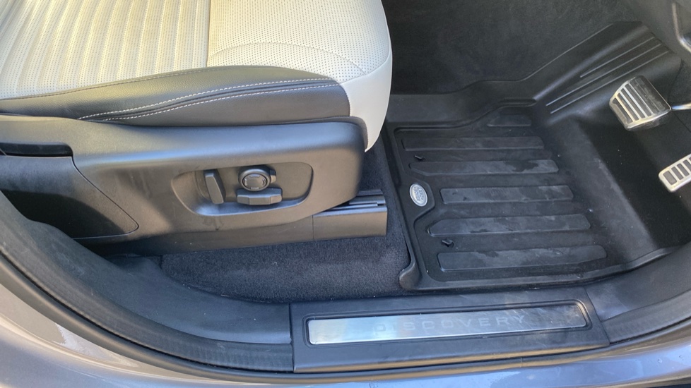 Land Rover Discovery 3.0 D350 Dynamic SE 5dr Auto Diesel Station Wagon - Image 44