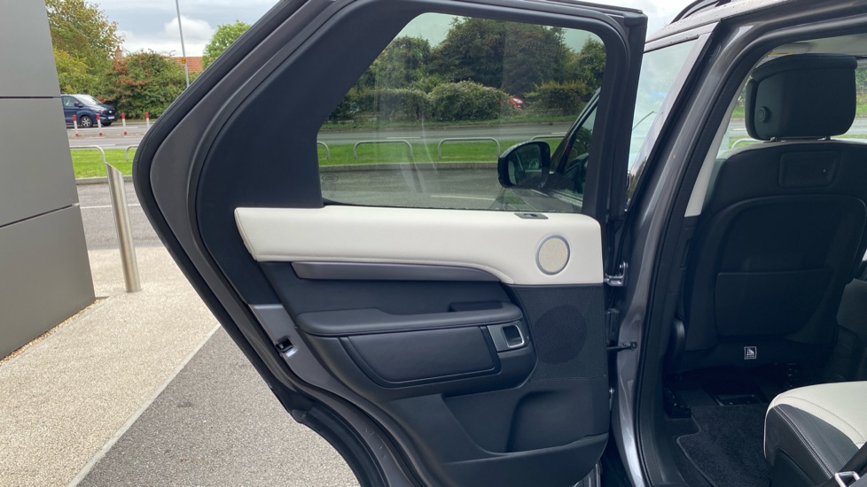 Land Rover Discovery 3.0 D350 Metropolitan Edition 5dr Auto Diesel Station Wagon - Image 20