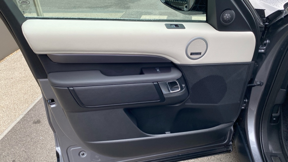 Land Rover Discovery 3.0 D350 Metropolitan Edition 5dr Auto Diesel Station Wagon - Image 33